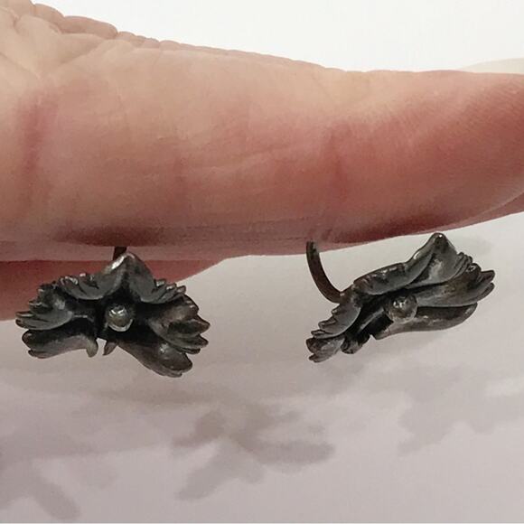 Antique Sterling Silver Botanical Lilly Flower Design Screw Back Earrings - Picture 7 of 14